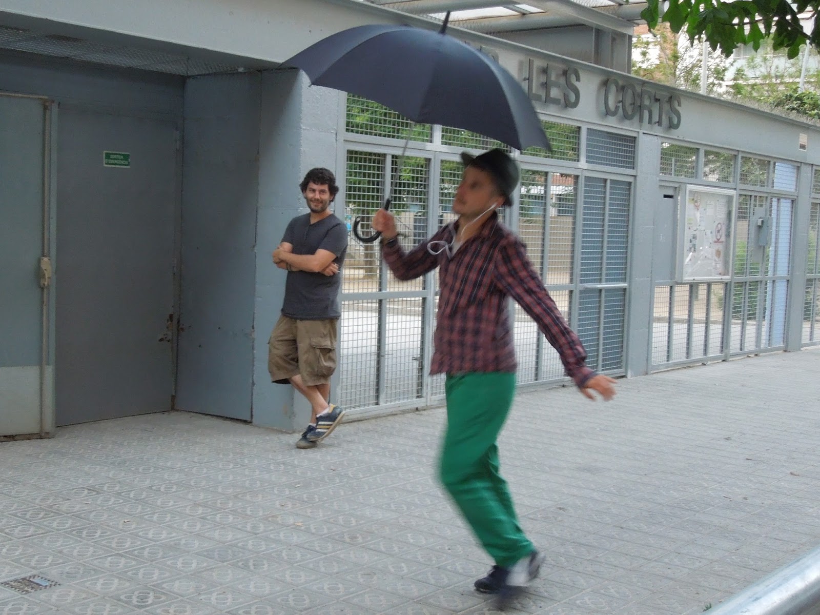 Pere Faure ballant sota la pluja